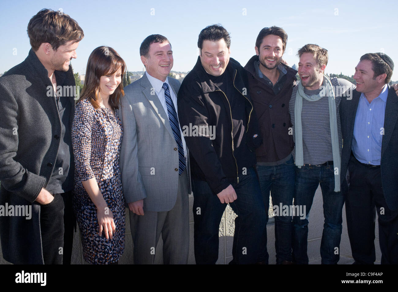 La Voix de l'Amérique en Israël des stars posent pour des photos avec la diplomatie ouverte et le Ministre des affaires de la Diaspora, Yuli Edelstein, pendant une visite en Israël d'acquérir une compréhension plus large et plus profonde du pays. Jérusalem, Israël. 12 décembre 2011. Banque D'Images