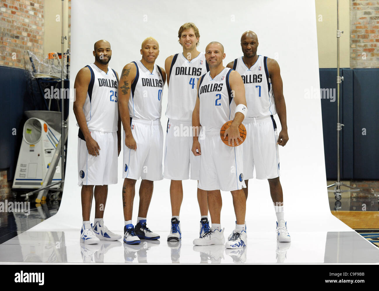 13 décembre 2011 : Dallas Mavericks Vince Carter # 25, Dallas Mavericks petit ailier Shawn Marion # 0, l'ailier des Dallas Mavericks Dirk Nowitzki # 41 Dallas Mavericks, Jason Kidd le meneur # 2 et l'avant Lamar Odom # 7 poser au cours de la Journée des médias, Dallas Mavericks à l'American Airlines Center de Dall Banque D'Images
