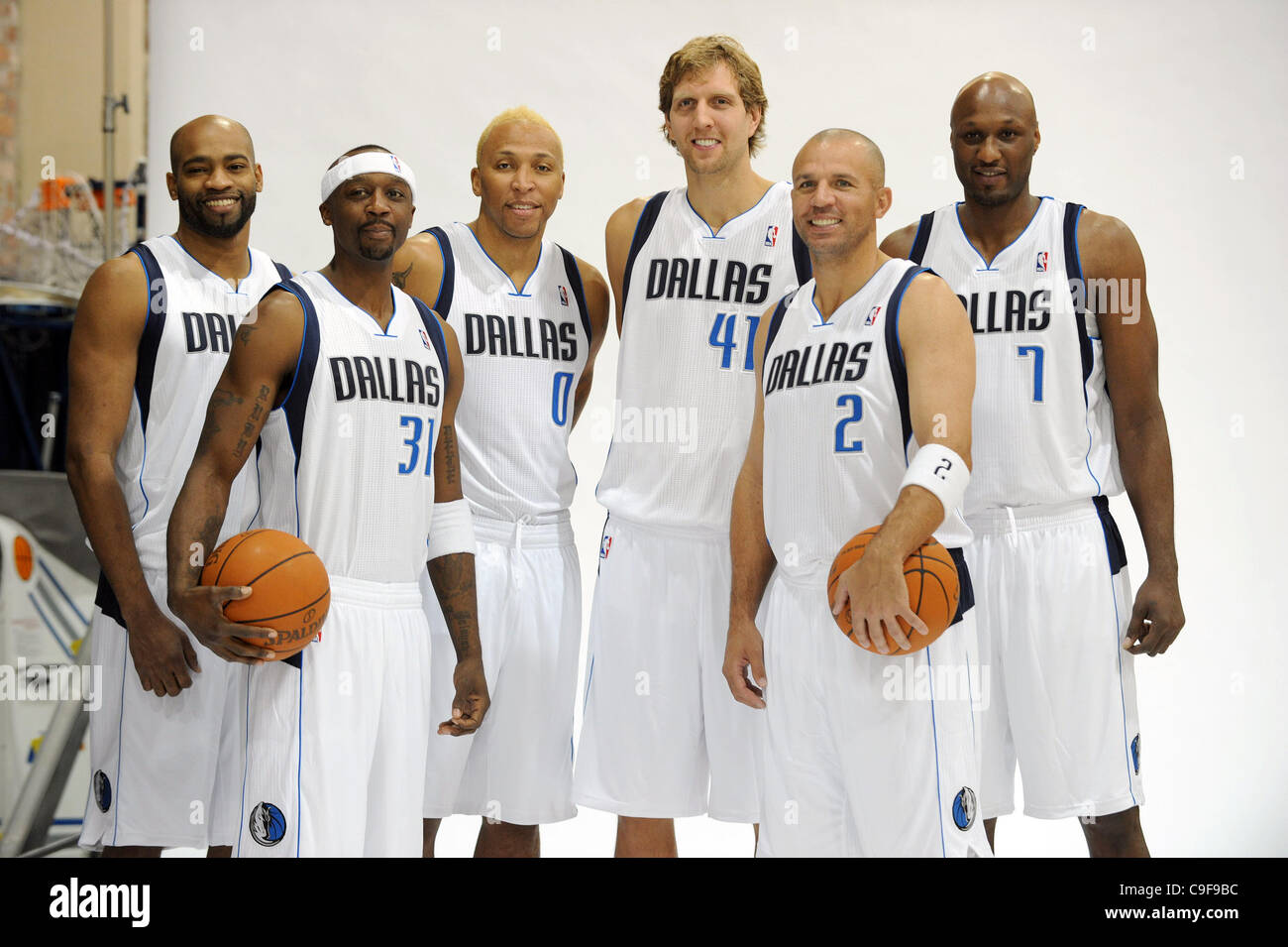 13 décembre 2011 : Dallas Mavericks Vince Carter # 25, Jason Terry # 31, Dallas Mavericks petit ailier Shawn Marion # 0, l'ailier des Dallas Mavericks Dirk Nowitzki # 41 Dallas Mavericks, Jason Kidd le meneur # 2 et l'avant Lamar Odom # 7 poser au cours de la Journée des médias, Dallas Mavericks à l'American Airlin Banque D'Images