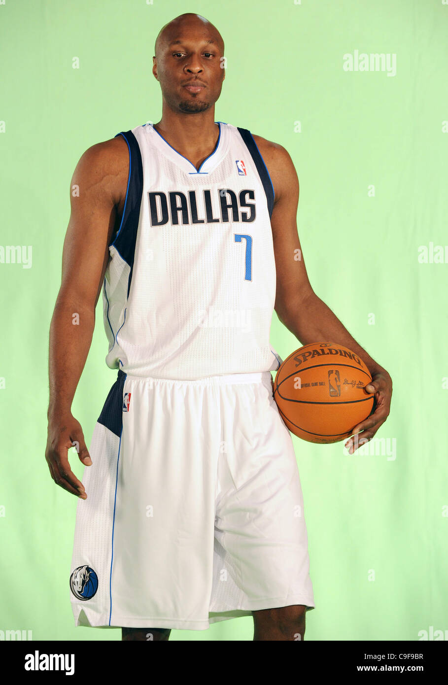 13 décembre 2011 : Mavericks de Dallas center Lamar Odom # 7 pose des Dallas Mavericks lors de la Journée des médias à l'American Airlines Center de Dallas, TX(Image Crédit : © Albert Pena/Cal/ZUMAPRESS.com) Media Sport Banque D'Images