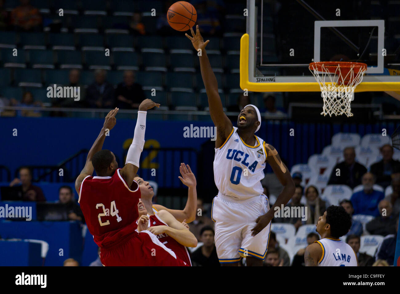 14 décembre 2011 - Los Angeles, Californie, États-Unis - UCLA Bruins Anthony Stover (0) va jusqu'à bloquer l'Est de Washington Collin Chiverton (24) dans la première moitié des mesures. L'UCLA Bruins mènent l'Eastern Washington University Eagles 28-18 après la première moitié. (Crédit Image : © Josh Chapelle/Southcreek/ZUMAPRESS.c Banque D'Images