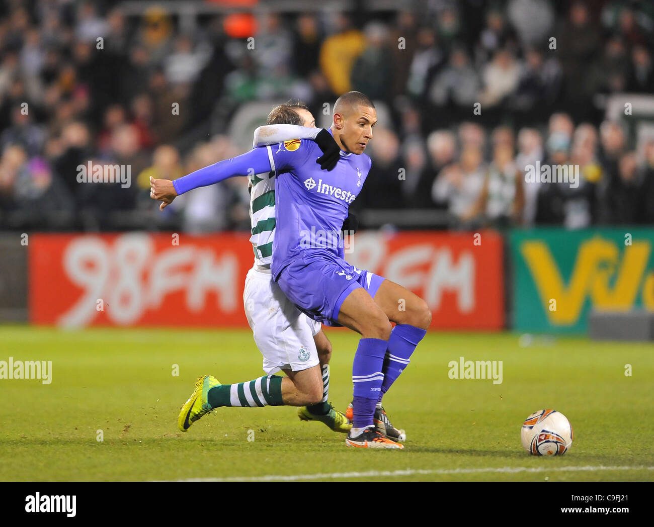 26.02.2013 Dublin, Irlande. Jake Livermore de Tottenham Hotspur retient Karl Sheppard lors de l'Europa League Groupe B match entre Tottenham Hotspur et Shamrock Rovers au stade Tallaght Banque D'Images