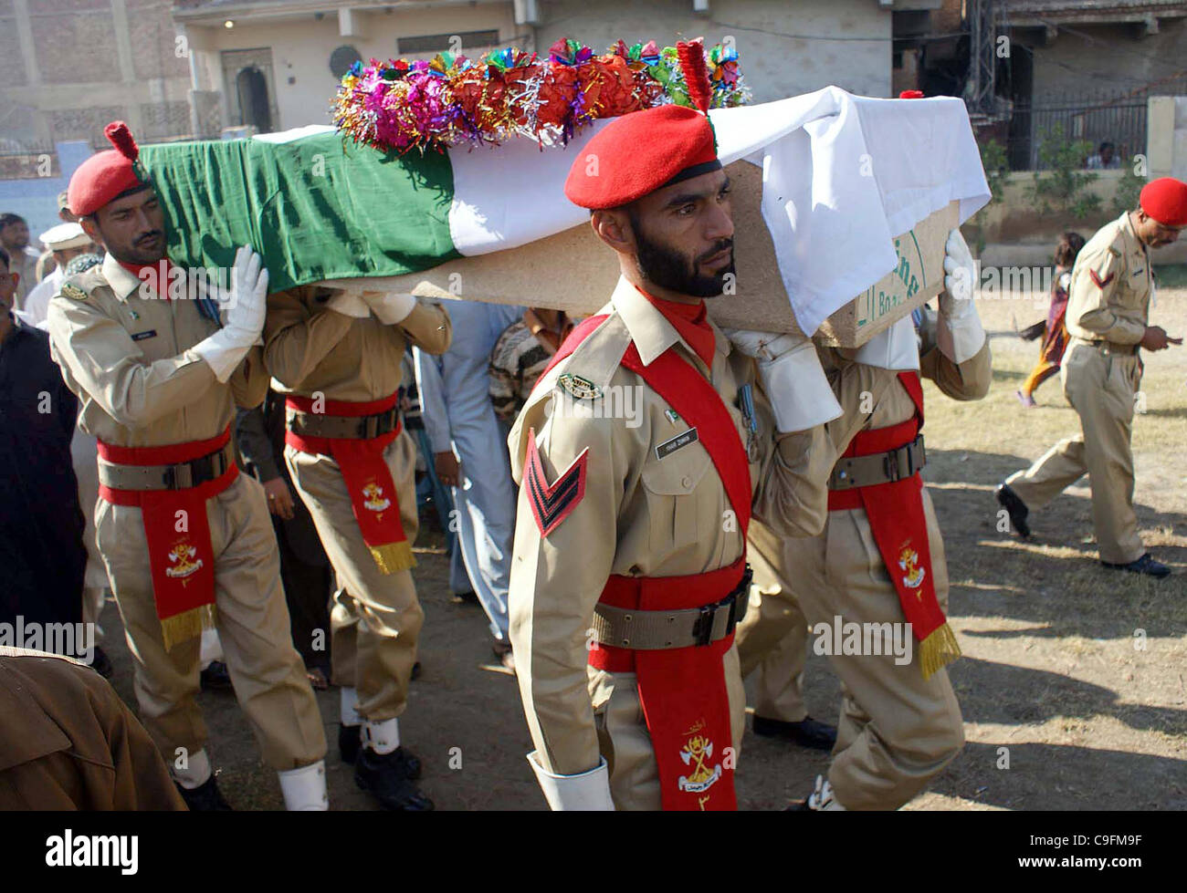 Transporter des soldats de l'armée cercueil de Ghulam Hussain Ansari, un soldat qui a été martyrisé pendant l'opération contre les terroristes dans l'agence de Kurram, pour l'inhumation après ses funérailles prière à Mehran sol Banque D'Images