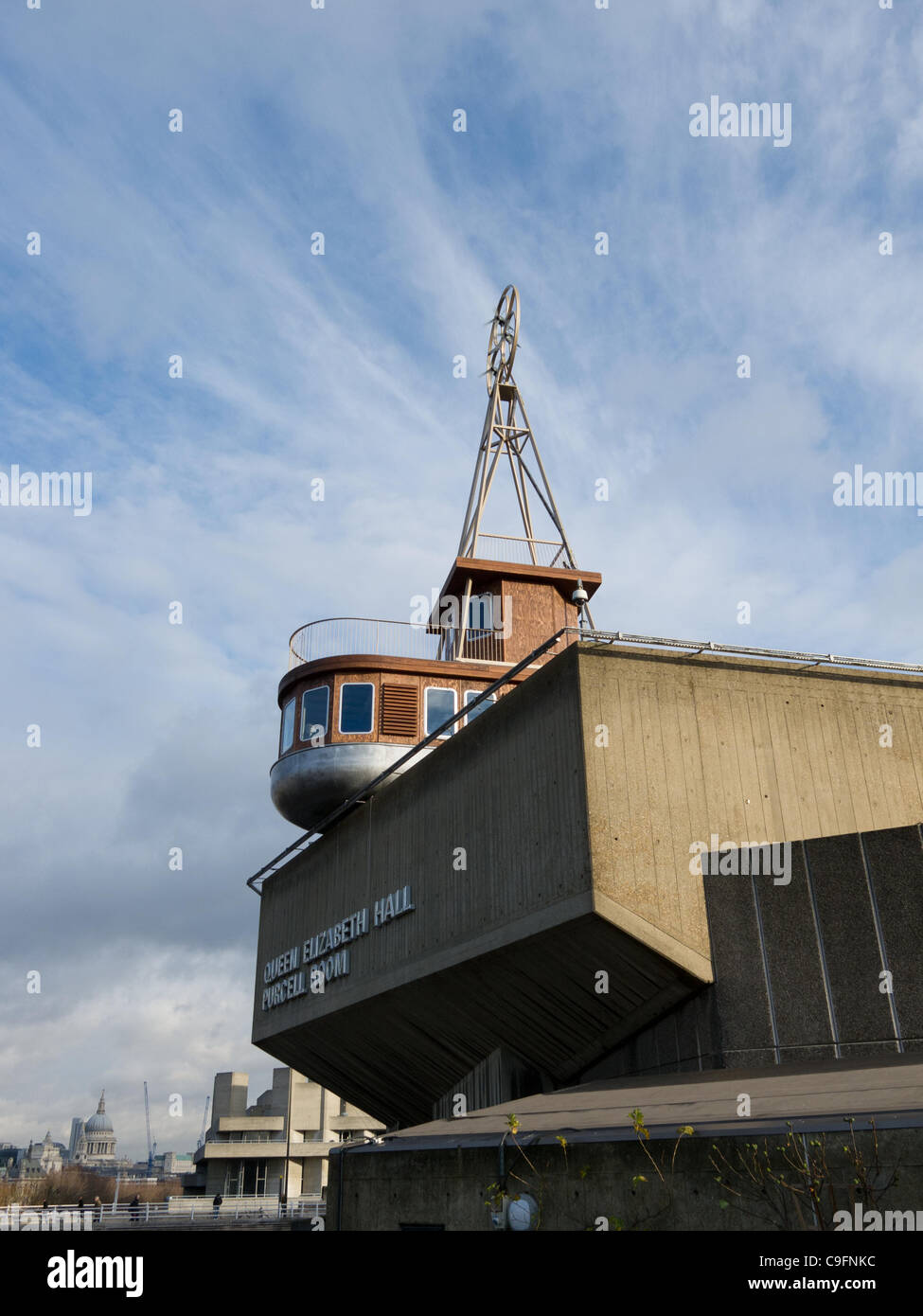 Bateau-hôtel 'une chambre pour Londres" placé sur le dessus de l'autoroute Queen Elizabeth Hall concert au London's Southbank Centre. Banque D'Images