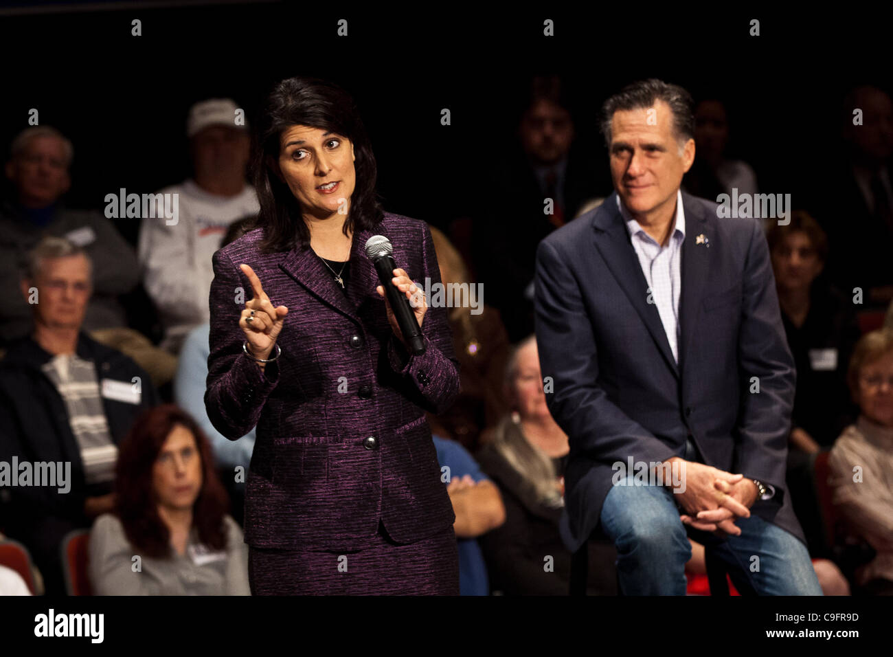 Candidat présidentiel républicain Gov. Mitt Romney avec Gov. Nikki Haley lors d'une réunion publique le 17 décembre 2011 à Charleston, Caroline du Sud. Romney est en Caroline du Sud à la suite de l'approbation des Tea Party propose de Gov. Nikki Haley. Banque D'Images