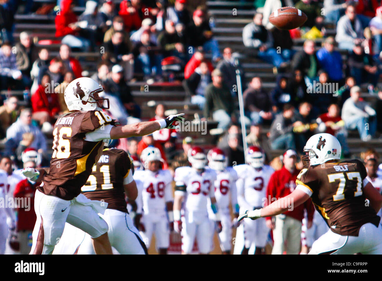 Le 17 décembre 2011 - Albuquerque, Nouveau Mexique, États-Unis - Wyoming QB Brett Smith (16) passer la balle à un récepteur ouvert au cours de la New Mexico Bowl à Gildan University Stadium à Albuquerque, NM. Wyoming en lutte contre les hiboux de la défense. L'Université Temple mène à la moitié du Wyoming 7-28. (Crédit Image : © Lon Banque D'Images