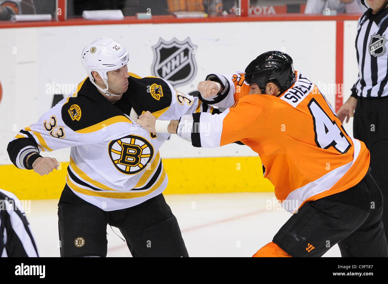 Le 17 décembre 2011 - Philadelphie, Pennsylvanie, États-Unis - Flyers de Philadelphie Jody Shelley de l'aile gauche (45) et le défenseur des Bruins de Boston Zdeno Chara (33) lutte dans les Bruins, fin de la glace. Dans un jeu qui se joue à la Wachovia Center de Philadelphie, Pennsylvanie, les Flyers trail les Bruins après une période Banque D'Images