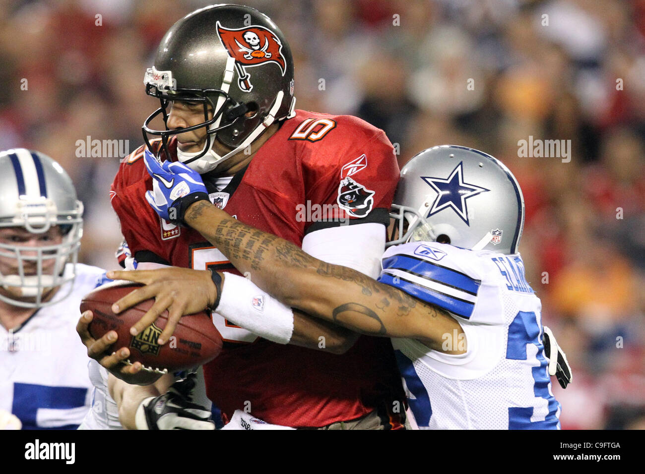 Le 17 décembre 2011 - Tampa, Floride, États-Unis - Tampa Bay Buccaneers quarterback Josh Freeman (5) est mise à sac par Orlando Scandrick évoluait Dallas Cowboys (32) dans la NFL football match entre les Dallas Cowboys et Tampa Bay Buccaneers. Dallas Tampa mène 28-0 à la mi-temps. (Crédit Image : © Don Montague/South Banque D'Images