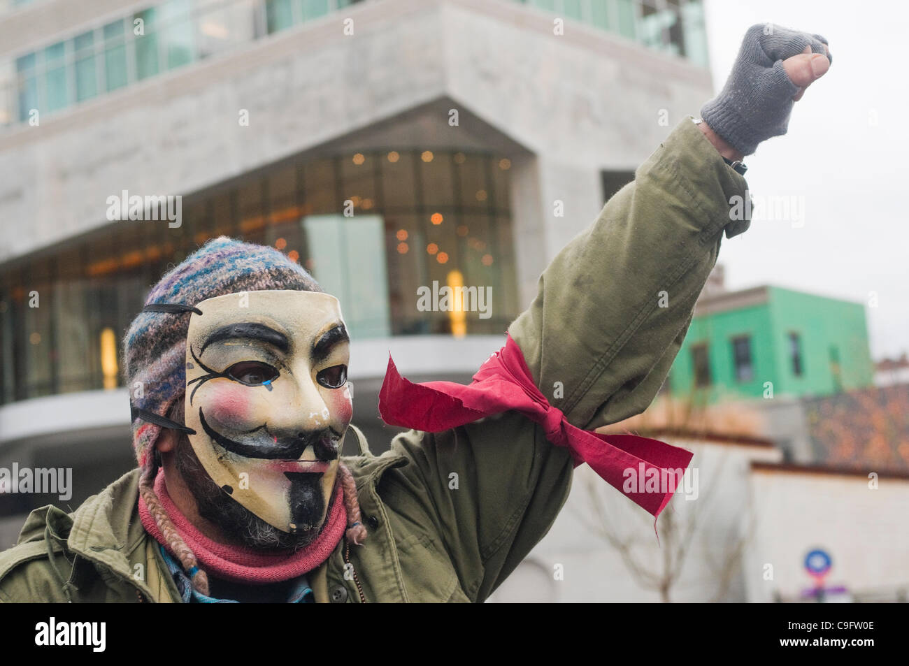 New York, NY - 17 décembre - Occupy Wall Street a lancé les manifestants occupent 2.0, marquant leur trois mois anniversaire avec musique, danse et théâtre de rue dans la région de Duarte Square. 50 personnes ont été arrêtées alors qu'elles l'échelle d'une clôture de la tentative d'occuper un terrain vague appartenant à la Trinity Cuurch. Banque D'Images