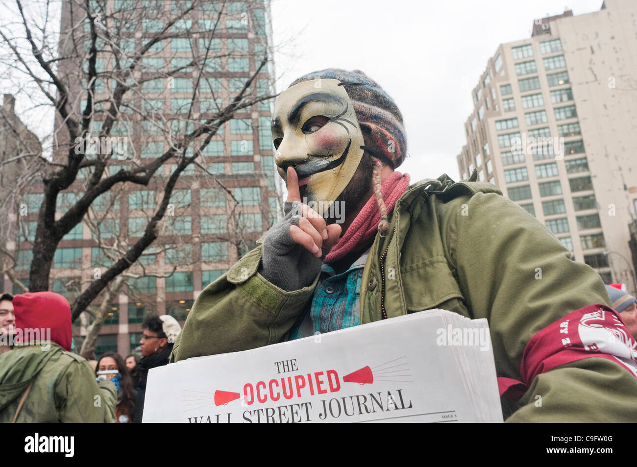 New York, NY - 17 décembre - Occupy Wall Street a lancé les manifestants occupent 2.0, marquant leur trois mois anniversaire avec musique, danse et théâtre de rue dans la région de Duarte Square. 50 personnes ont été arrêtées alors qu'elles l'échelle d'une clôture de la tentative d'occuper un terrain vague appartenant à la Trinity Cuurch. Banque D'Images