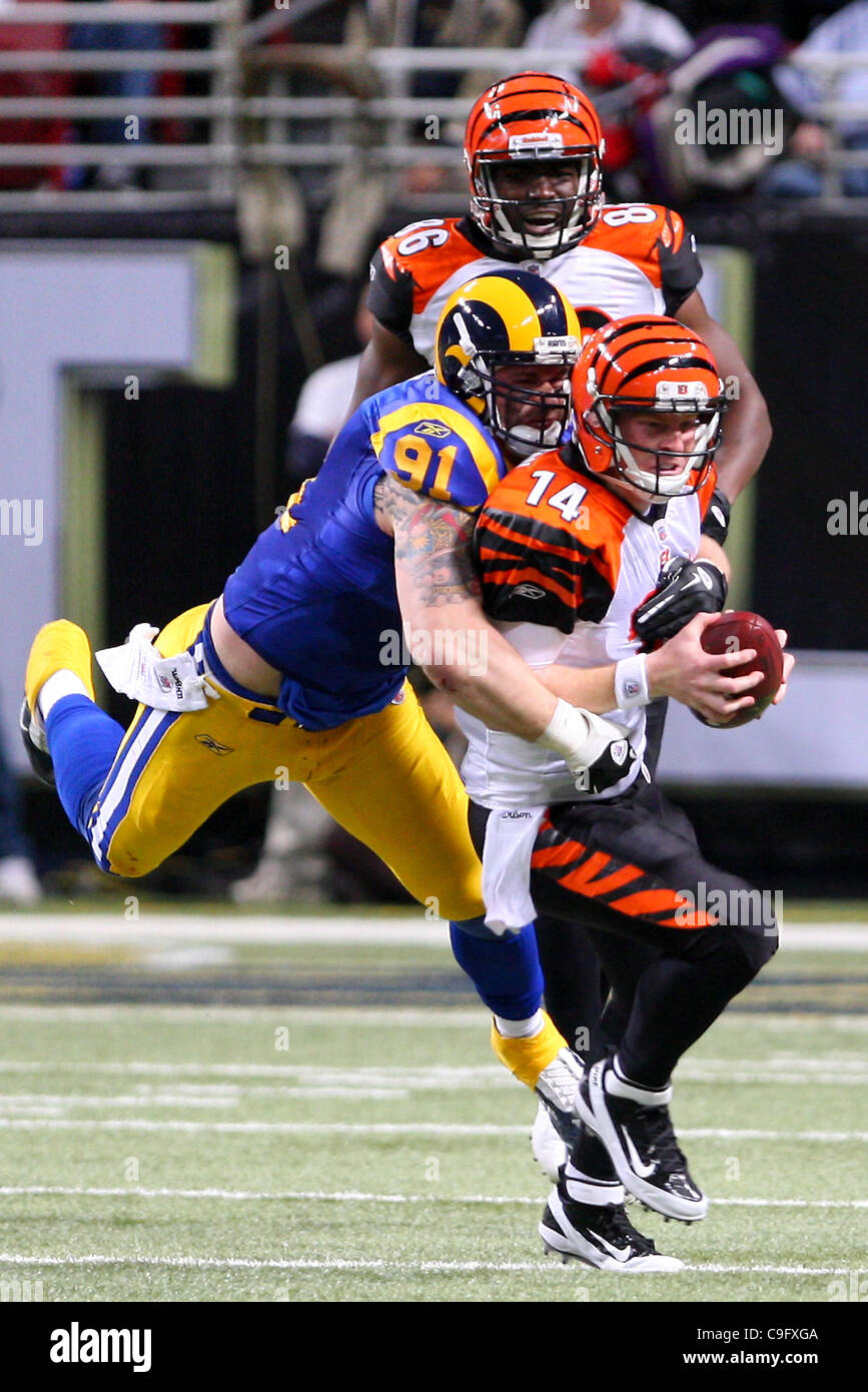 18 déc., 2011 - Saint Louis, Missouri, États-Unis - St Louis Rams défensive fin Chris Long (91) sacs Cincinnati Bengals quarterback Andy Dalton (14) au cours de la NFL match entre les Bengals de Cincinnati et le Saint Louis Rams à l'Edward Jones Dome à Saint Louis, Missouri. (Crédit Image : © Scott Kane/Sud Banque D'Images