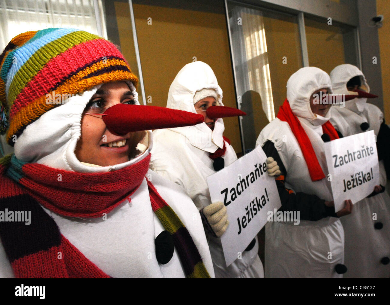 Demonstrace zachování tradièních èeských za originalité une symbolù vánoc se konala 18 décembre. Úøadì na vlády v Praze v rámci druhého roèníku internetového petièního Zachraòte Ježíška (. --- Manifestation pour sauver l'originalité de Noël est passé en face de Bureau tchèque des gouvernem Banque D'Images