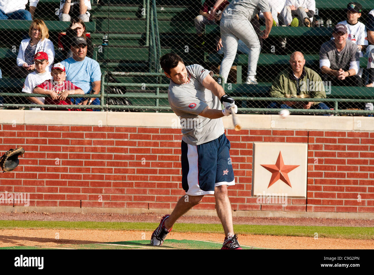 18 déc., 2011 - Houston, Texas, États-Unis - MLB Player Howie Pence a participé à l'accueil-run derby au cours de la 3ème Conférence Annuelle Hunter Pence au camp de baseball Baseball USA à Houston, TX. (Crédit Image : © Juan DeLeon/Southcreek/ZUMAPRESS.com) Banque D'Images