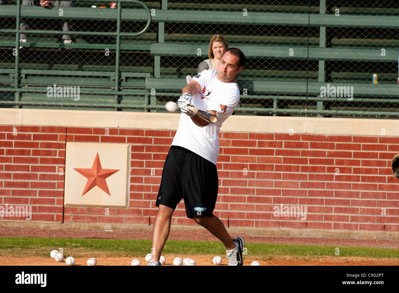 18 déc., 2011 - Houston, Texas, États-Unis - MLB Player Seth Overby P a participé à l'accueil-run derby au cours de la 3ème Conférence Annuelle Hunter Pence au camp de baseball Baseball USA à Houston, TX. (Crédit Image : © Juan DeLeon/Southcreek/ZUMAPRESS.com) Banque D'Images