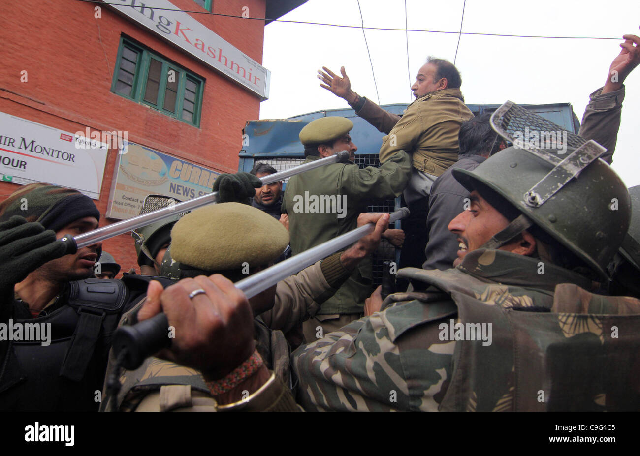 Employé du gouvernement du cachemire cris slogans comme police indienne à la retenue de la marchandise au cours d'une manifestation à Srinagar, la capitale d'été du Cachemire indien 20 Décembre, 2011. Employés du gouvernement exigeant la mise en oeuvre de la sixième commission payer arriérés qui leur garantisse d'échelon de rémunération. La protestation Banque D'Images