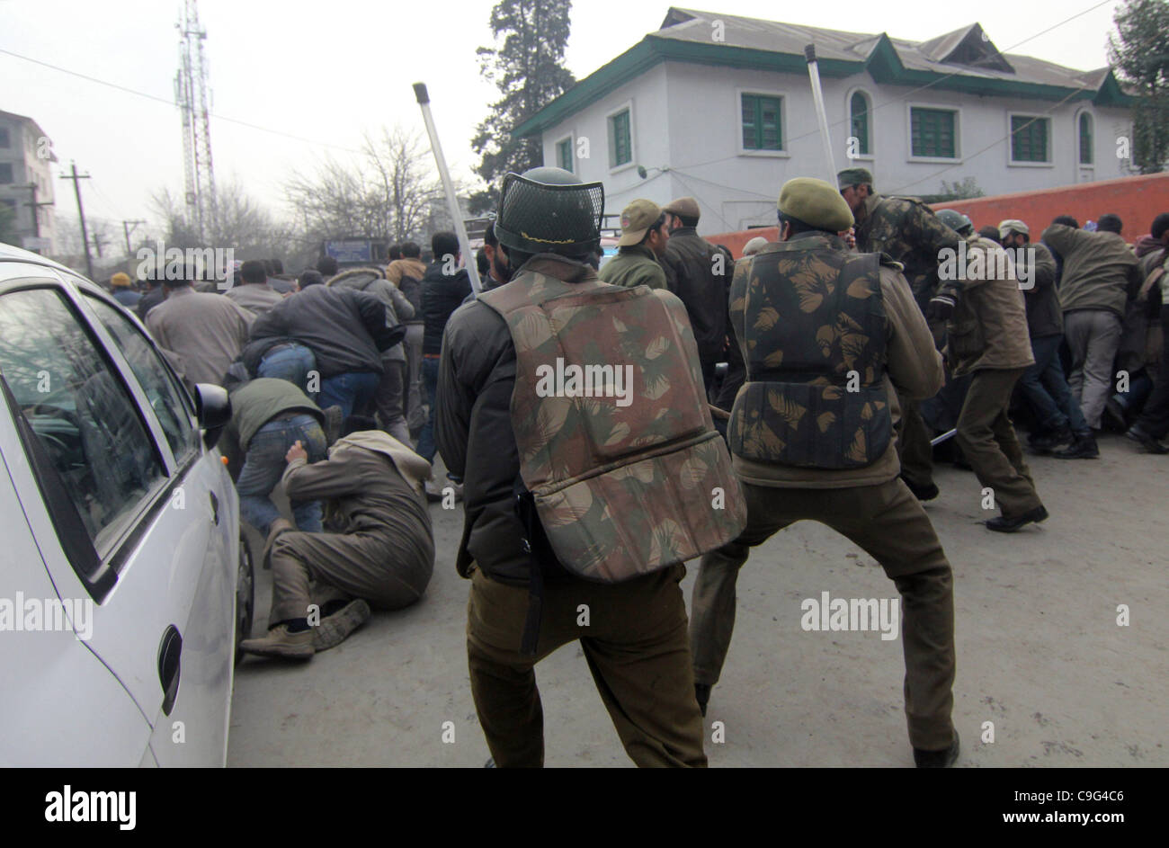 Les policiers indiens baton-charges des employés du gouvernement du Cachemire au cours d'une manifestation à Srinagar, la capitale d'été du Cachemire indien 20 Décembre, 2011. Employés du gouvernement exigeant la mise en oeuvre de la sixième commission payer arriérés qui leur garantisse d'échelon de rémunération. Les employés qui protestent Banque D'Images