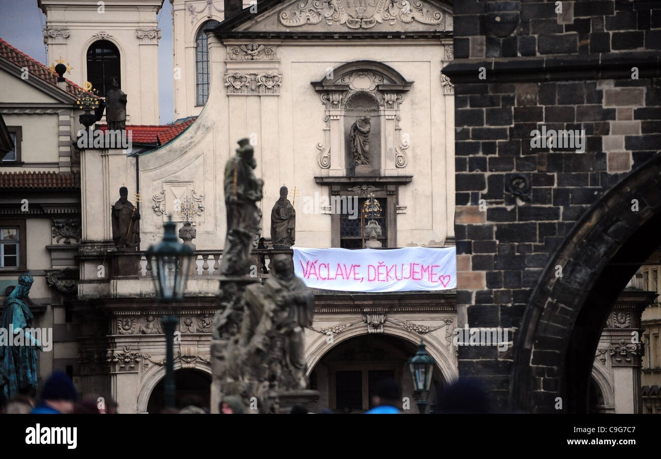 'Nápis Václave, dìkujeme' u Karlova mostu, kudy procházel smuteèní prùvod 21 décembre. bývalého s ostatky prezidenta Václava Havla.--- panneau avec écrit "merci Vaclav' vu sur l'Église par le Pont Charles, tandis que la voiture funéraire avec reste de Vaclav Havel, le premier président de la République tchèque et t Banque D'Images