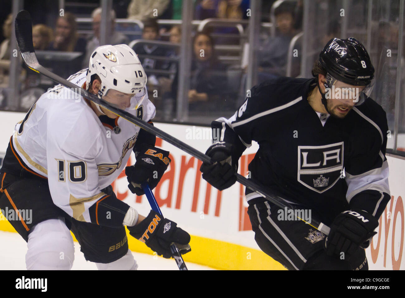 22 déc., 2011 - Los Angeles, Californie, États-Unis - LA Kings Drew Doughty (8) joue le wacking sale d'Anaheim Corey Perry (10) avec son bâton ici. L'Anaheim et la Kings sont à égalité 0-0 après la première période. (Crédit Image : © Josh Chapelle/ZUMAPRESS.com)/Southcreek Banque D'Images