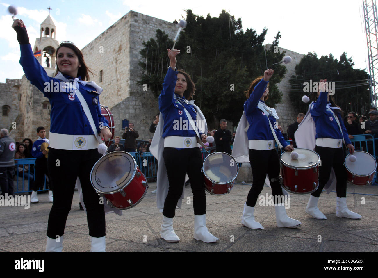 Le 25 décembre, 2011 - Bethléem, Cisjordanie, territoire palestinien - Les Scouts palestiniens jouer de la cornemuse à l'extérieur de l'église de la Nativité, tandis que les chrétiens se réunissent pour les fêtes de Noël dans la ville cisjordanienne de Bethléem le 24 décembre 2011, comme des milliers de pèlerins chrétiens se sont rendus à Bethléem Banque D'Images