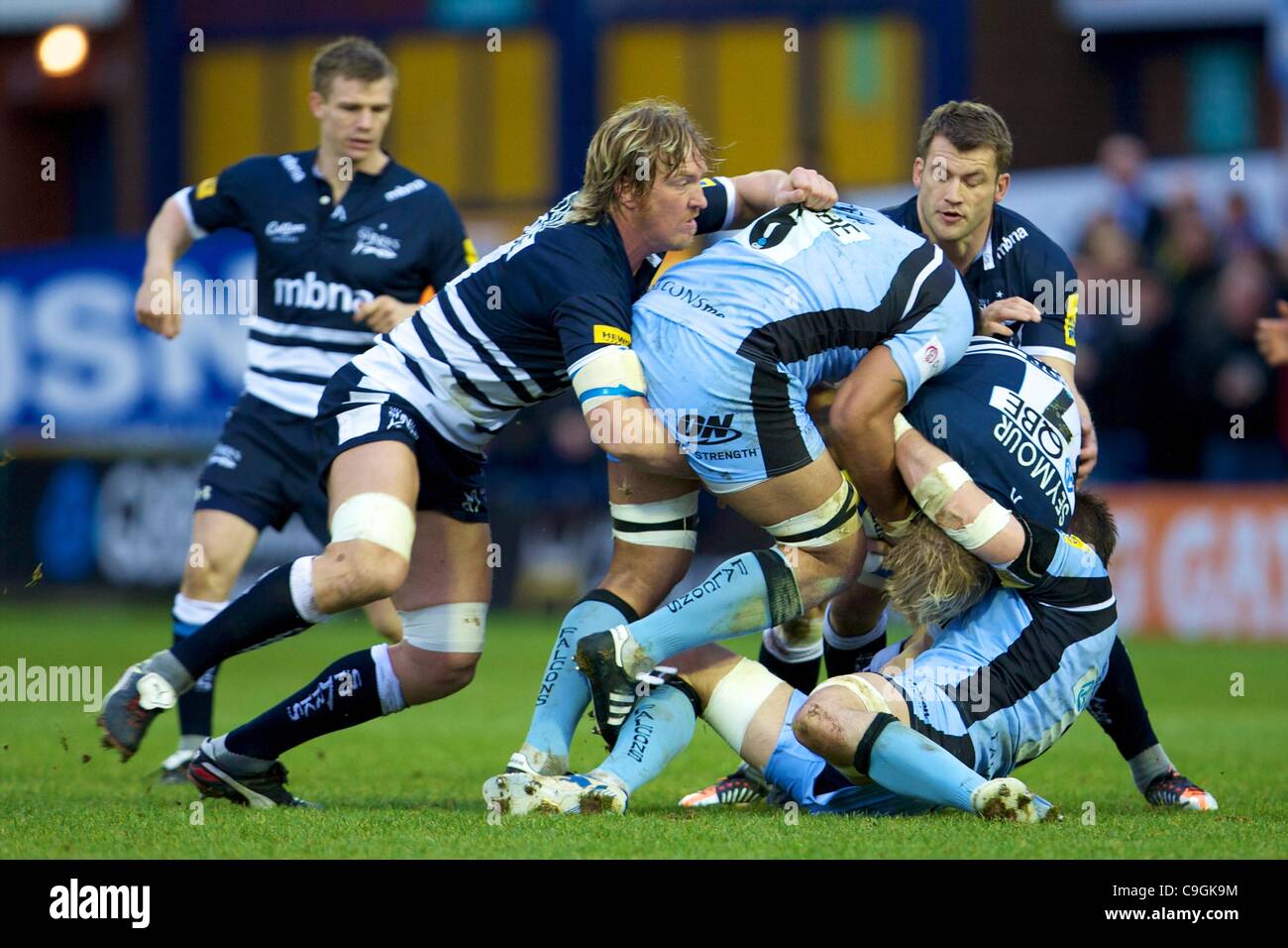 26.12.2011 Stockport, Angleterre. Sale Sharks's Welsh numéro 8 Andy Powell et l'anglais Mark Cueto aile en action au cours de l'Aviva Premiership match entre les Sale Sharks v Newcastle Falcons a joué à Edgely Park. Banque D'Images