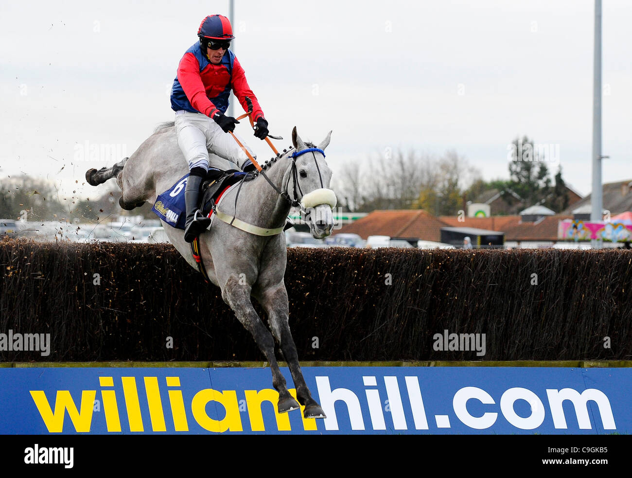 26.12.2011 Sunbury, Angleterre. Jason Maguire sur notre Mick vient au cours de la dernière sur le chemin de la victoire lors de la 13:25 William Hill - Accueil d'Enchères Novices' Handicap Chase (classe 3), partie de la William Hill Winter Festival le lendemain à l'Hippodrome de Kempton Park. Banque D'Images