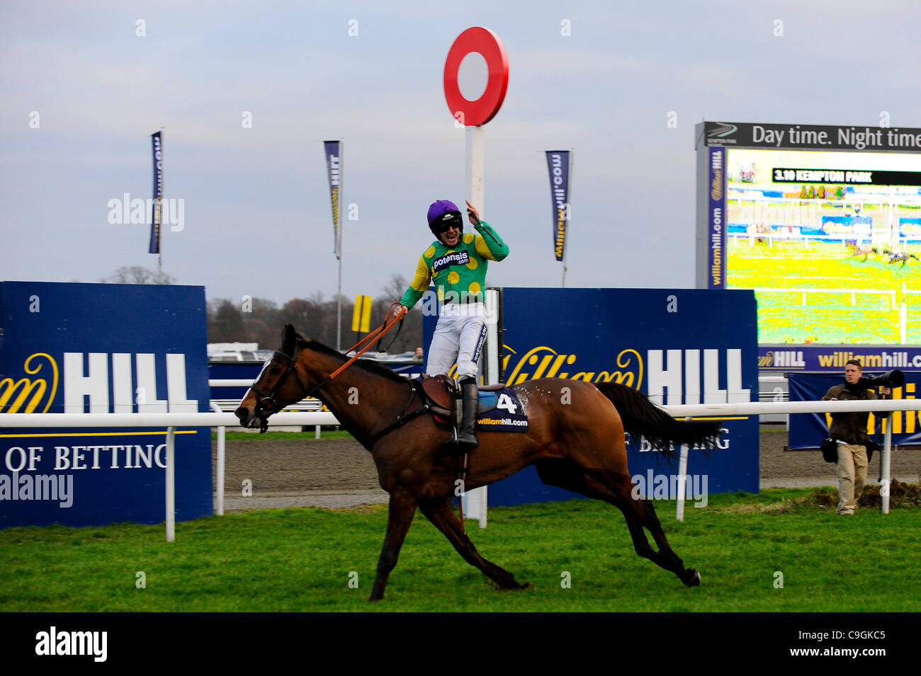 26.12.2011 Sunbury, Angleterre. Ruby Walsh sur Kauto Star (FR) conduit Accueil Sam Waley-Cohen sur Long terme (FR) pour gagner les 15:10 William Hill King George VI Chase (Grade 1) (classe 1), partie de la William Hill Winter Festival le lendemain à l'Hippodrome de Kempton Park. Banque D'Images