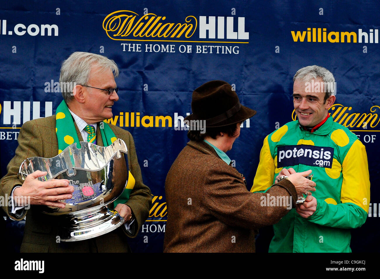 26.12.2011 Sunbury, Angleterre. Jockey gagnant de Kauto Star (FR) Ruby Walsh reçoit le trophée après les 15:10 William Hill King George VI Chase (Grade 1) (classe 1), partie de la William Hill Winter Festival le lendemain à l'Hippodrome de Kempton Park. Banque D'Images