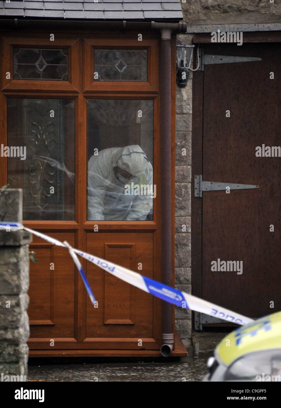 UK, meurtres à Portland, dans le Dorset. Agent de police forensic recueille des éléments de preuve de la scène après qu'un homme a été retrouvé poignardé à mort à Park Road, Portland, dans le Dorset. 28/12/2011 Photo : Service de presse de Dorset. Banque D'Images