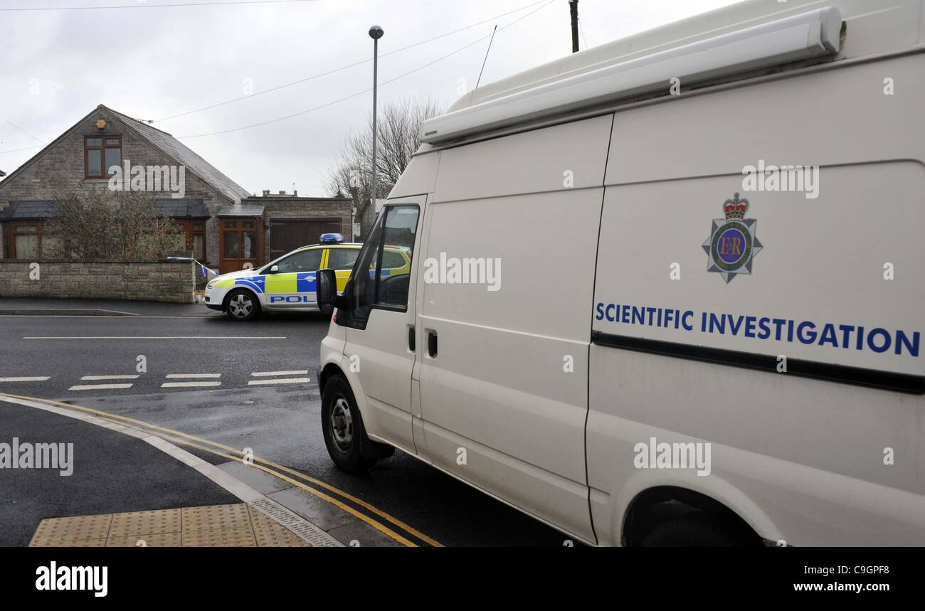 UK, meurtres à Portland, dans le Dorset. Agent de police forensic recueille des éléments de preuve de la scène après qu'un homme a été retrouvé poignardé à mort à Park Road, Portland, dans le Dorset. 28/12/2011 Photo : Service de presse de Dorset. Banque D'Images