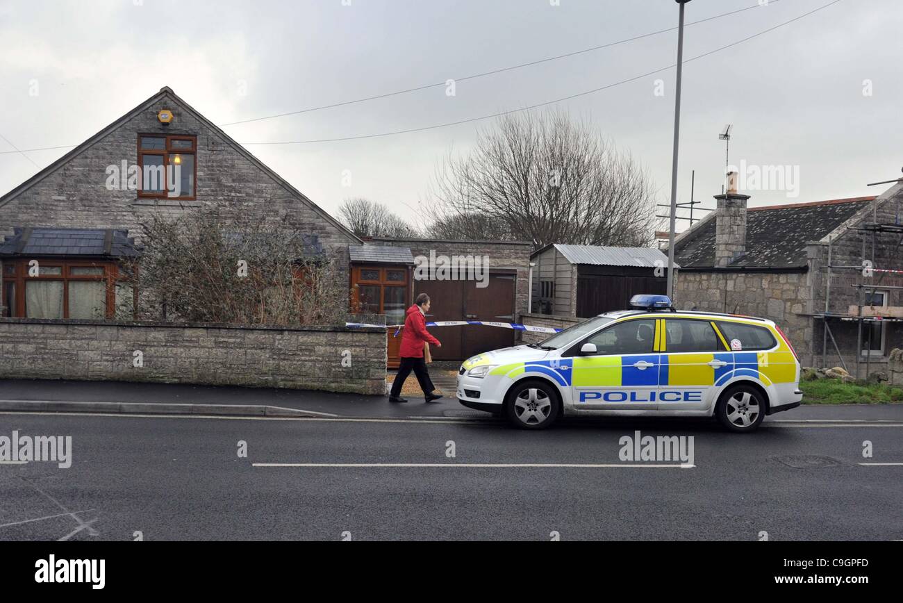 UK, meurtres à Portland, dans le Dorset. Agent de police forensic recueille des éléments de preuve de la scène après qu'un homme a été retrouvé poignardé à mort à Park Road, Portland, dans le Dorset. 28/12/2011 Photo : Service de presse de Dorset. Banque D'Images