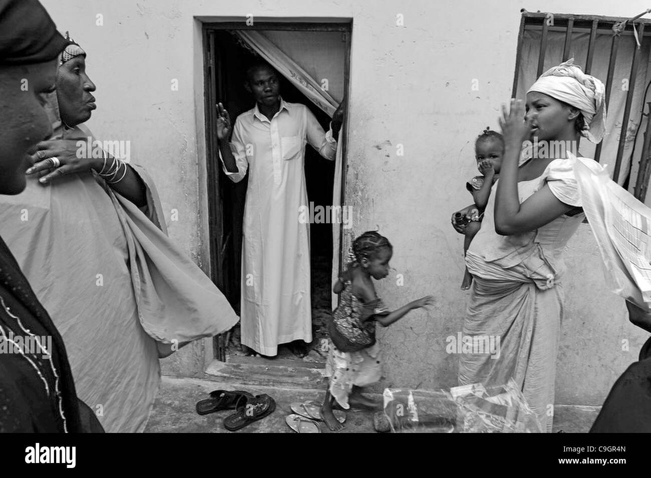 18 septembre 2010 - Kano, Kano, Nigéria - Josephine Kamara, l'agent de l'UNICEF chargé de la mobilisation sociale pour la campagne de vaccination contre la poliomyélite, à gauche en noir, écoute les protestations de la mère, du milieu, qui avait refusé le vaccin contre la polio pour ses enfants. Fanatisme religieux .et la désinformation ont de l'Europe Banque D'Images