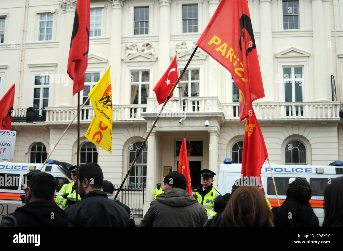 Manifestants devant l'ambassade de Turquie à Londres. La manifestation était en réaction à une grève de l'air turque le 29 décembre qui a tué 35 civils kurdes dans le Nord de l'Iraq. 30/12/11 Banque D'Images