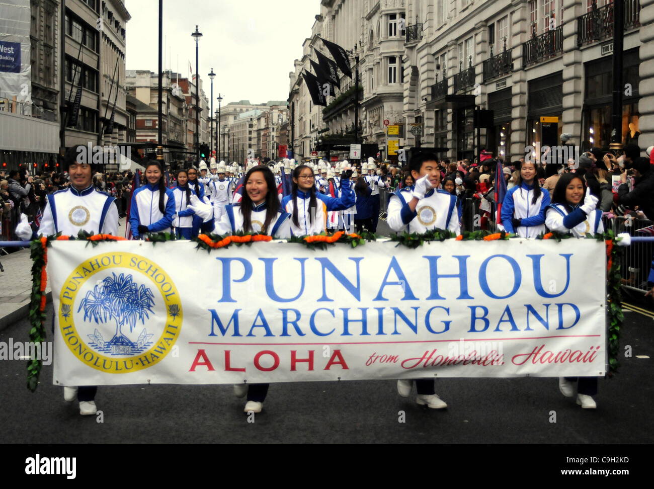 La Fanfare de Punahou au London's défilé du Nouvel An. 01/01/12 Banque D'Images