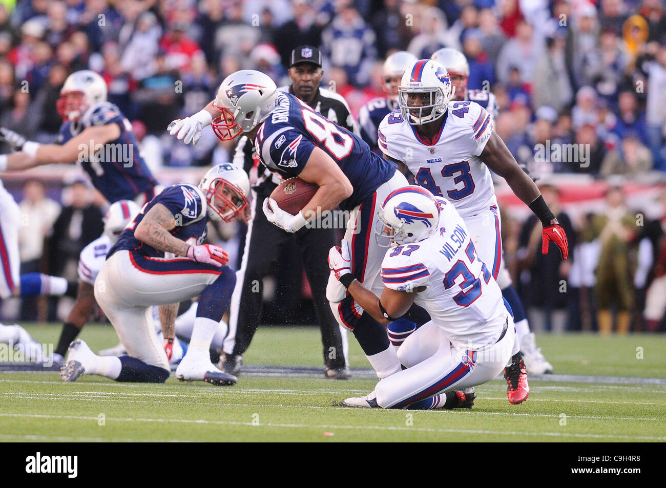 1 janvier 2012 - Foxborough, Massachusetts, États-Unis - New England Patriots TE Rob Gronkowski (87) tente de se détacher de l'emprise de la Buffalo SS George Wilson (37). Le New England Patriots marquer 49 points sans réponse pour vaincre les Bills de Buffalo 49 - 21 au Stade Gillette. Les Patriotes clinch l'AF Banque D'Images