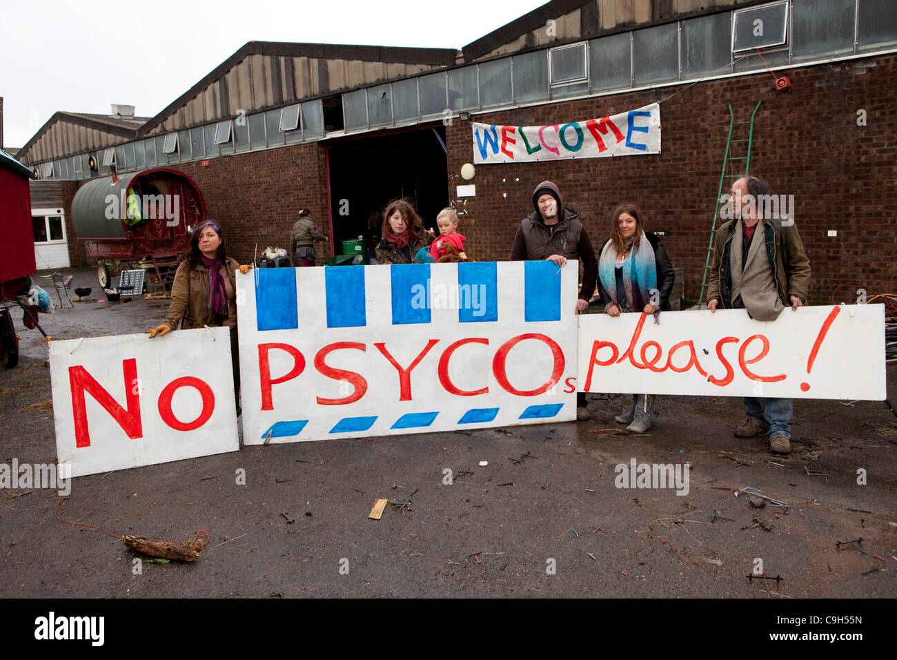 Les manifestants occupent le site d'un projet de Tesco géant sur le bord de Glastonbury sur l'usine Morland . La ville a déjà un et un Morrisons Co-op tous deux facilement accessibles à pied et en voiture. Banque D'Images
