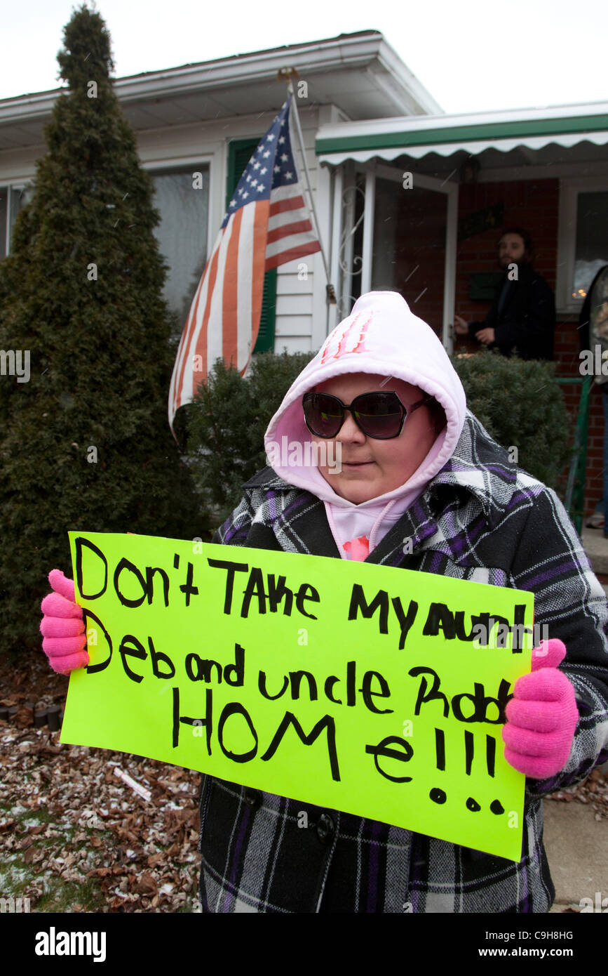 Southgate, Michigan - les membres de l'Union rassemblement pour stopper l'expulsion de Robert et Denise Henry à partir de leur maison dans la banlieue de Detroit. L'Henrys a pris du retard sur leur prêt hypothécaire après Debbie a eu une attaque en 2008. Banque D'Images