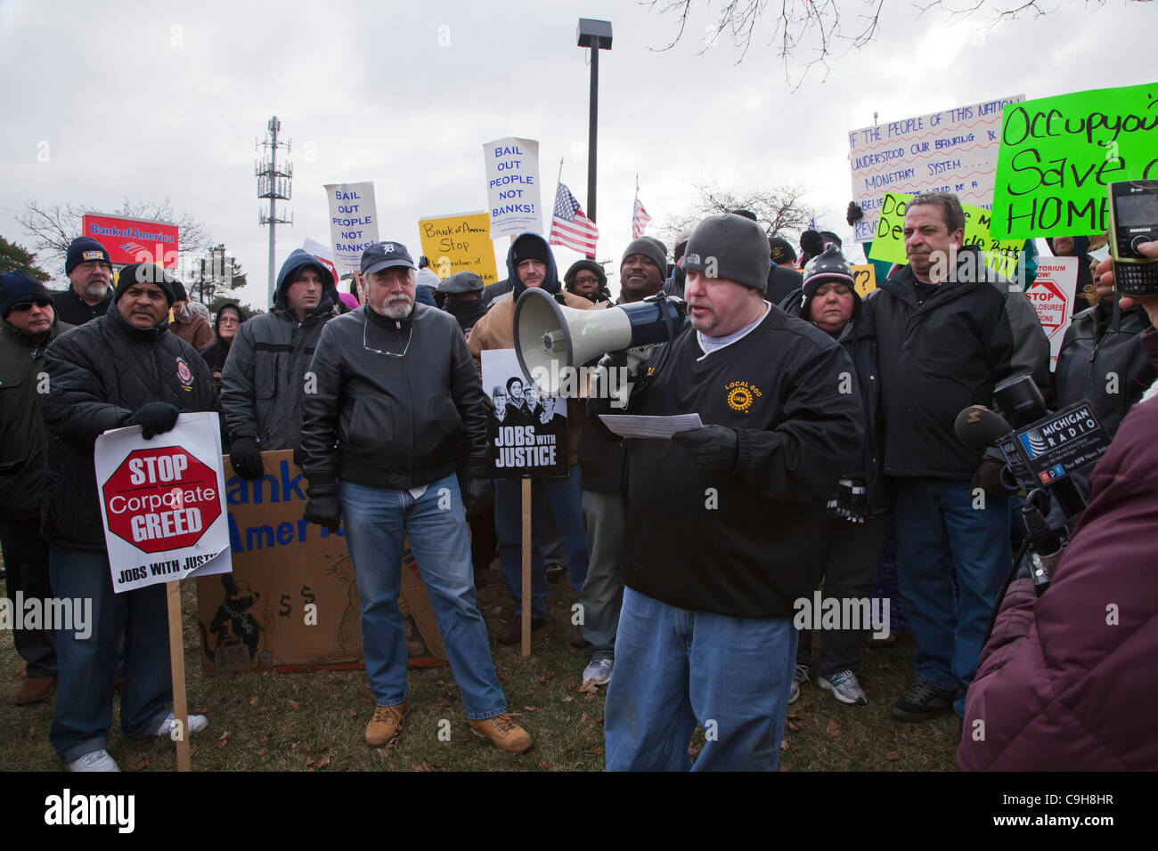 Southgate, Michigan - les membres de l'Union rassemblement pour stopper l'expulsion de Robert et Denise Henry à partir de leur maison dans la banlieue de Detroit. L'Henrys a pris du retard sur leur prêt hypothécaire après Debbie a eu une attaque en 2008. Banque D'Images