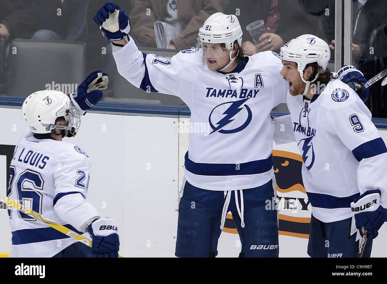 3 janvier 2012 - Toronto, Ontario, Canada - le Lightning de Tampa Bay Steven Stamkos Lightning avant (91) est félicité par coéquipiers Martin Saint-louis (26) et Steve Downie (9)après avoir marqué son premier but de la ligue 22 au cours de l'action de la LNH au Centre Air Canada à Toronto, Ontario. Toronto a battu 7-3 Tampa. (Cr Banque D'Images