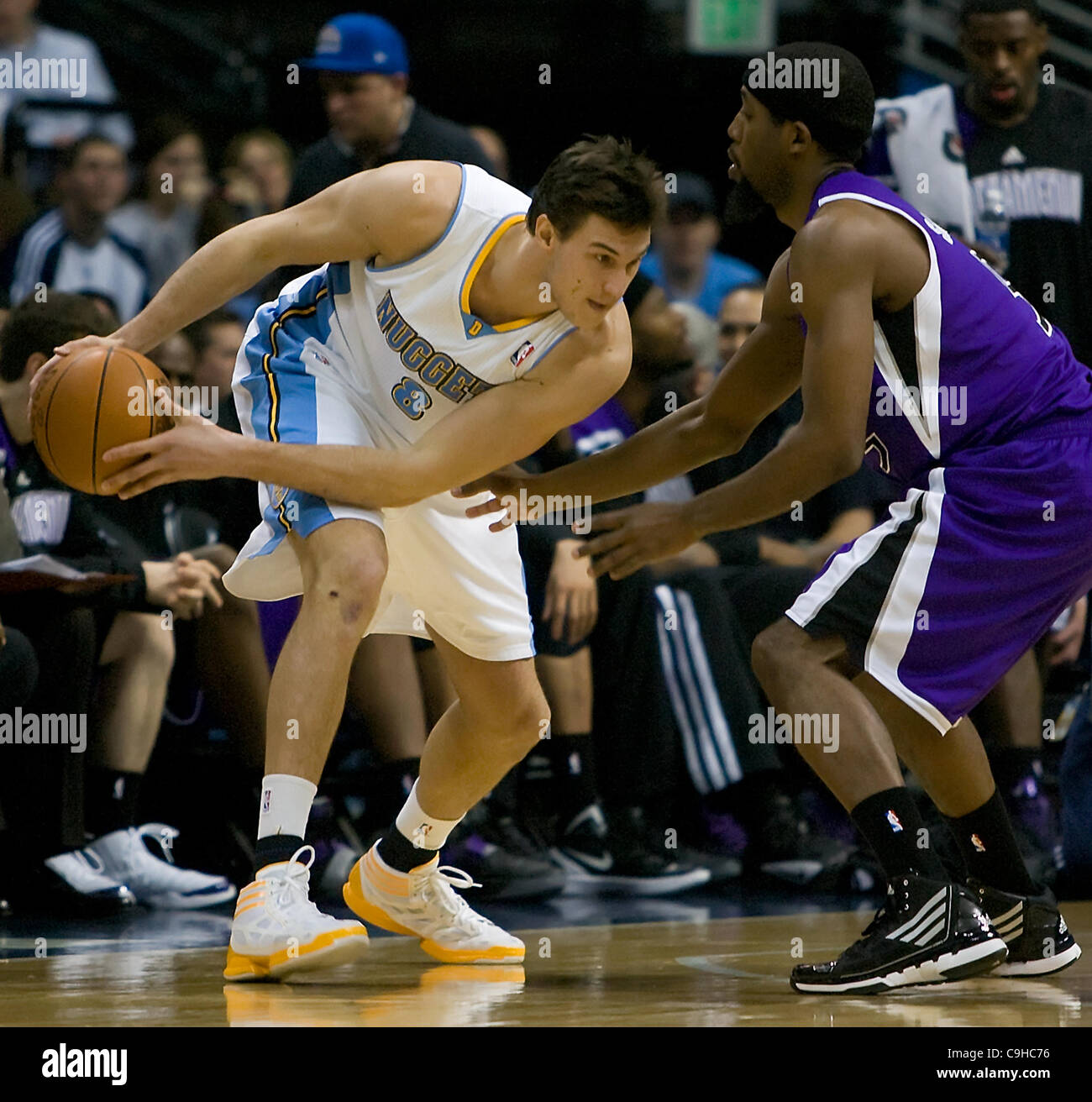 Le 4 janvier 2012 - Denver, CO, USA - janv. 04, 2012 - Denver Nuggets DANILO GALLINARI, gauche, est préservé pendant la 2e. la moitié par les Sacramento Kings au centre Pepsi mercredi soir. Battre les Nuggets Kings 110-83. (Crédit Image : © Hector Acevedo/ZUMAPRESS.com) Banque D'Images