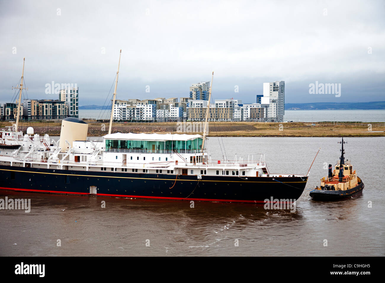Edinburgh, Royaume-Uni. 6 janvier, 2012. Le Yacht Royal Britannia d'être transférées en cale sèche à Leith, Édimbourg. Le navire a dû avoir de l'eau pompée après une fuite porte tout en étant préparé pour le passage à la Cale sèche. Banque D'Images