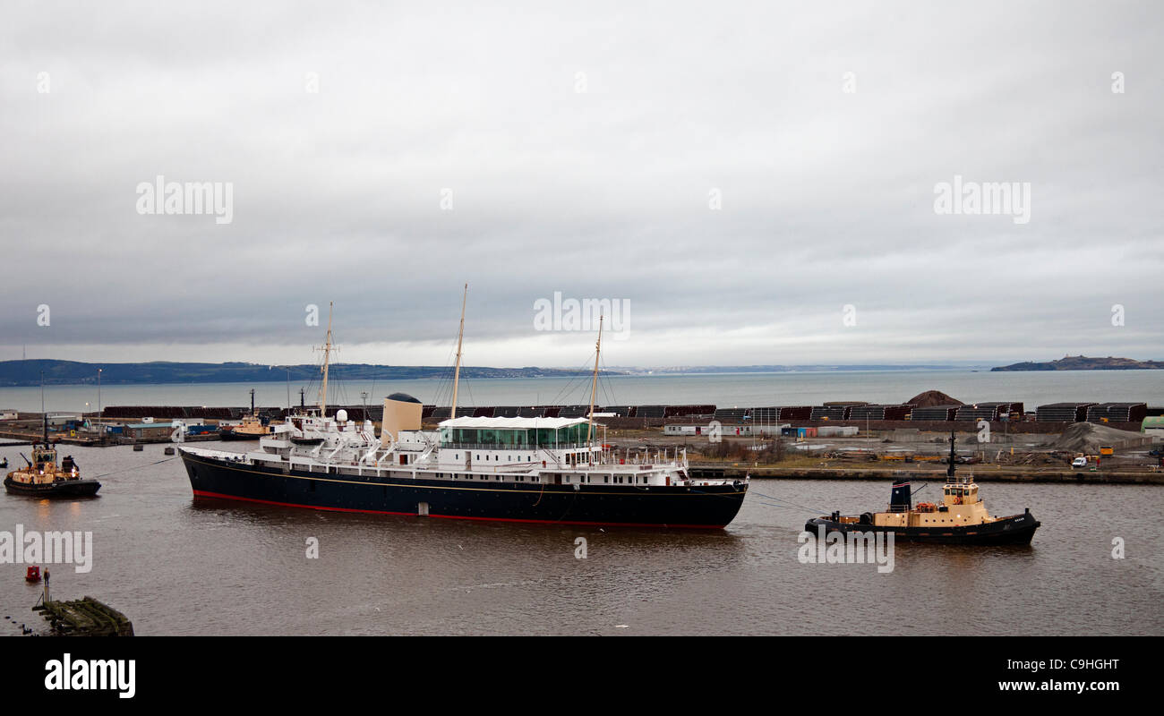 Edinburgh, Royaume-Uni. 6 janvier, 2012. Le Yacht Royal Britannia d'être transférées en cale sèche à Leith, Édimbourg. Le navire a dû avoir de l'eau pompée après une fuite porte tout en étant préparé pour le passage à la Cale sèche. Banque D'Images