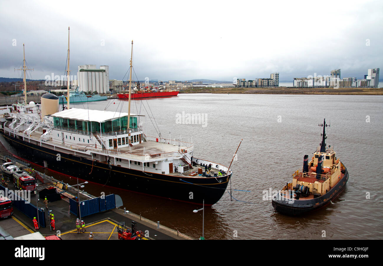 Edinburgh, Royaume-Uni. 6 janvier, 2012. Le Yacht Royal Britannia d'être transférées en cale sèche à Leith, Édimbourg. Le navire a dû avoir de l'eau pompée après une fuite porte tout en étant préparé pour le passage à la Cale sèche. Banque D'Images