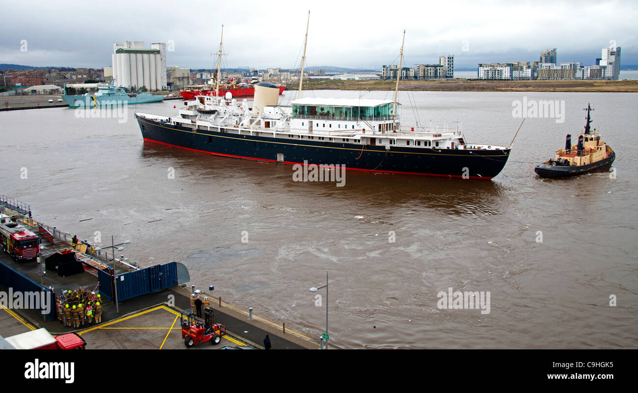Edinburgh, Royaume-Uni. 6 janvier, 2012. Le Yacht Royal Britannia d'être transférées en cale sèche à Leith, Édimbourg. Le navire a dû avoir de l'eau pompée après une fuite porte tout en étant préparé pour le passage à la Cale sèche. Banque D'Images