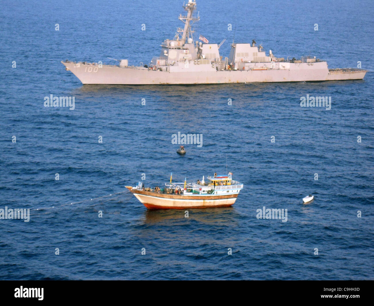Missiles américains USS Kidd aux côtés d'un boutre de pêche iranien Al Molai après avoir répondu à un appel de détresse de l'équipage qui a été retenu en captivité par les pirates somaliens le 5 janvier 2012 dans la mer d'Oman. La visite de Kidd le conseil, l'équipe, perquisition et saisie, détenu 15 pirates présumés, qui ont été repor Banque D'Images