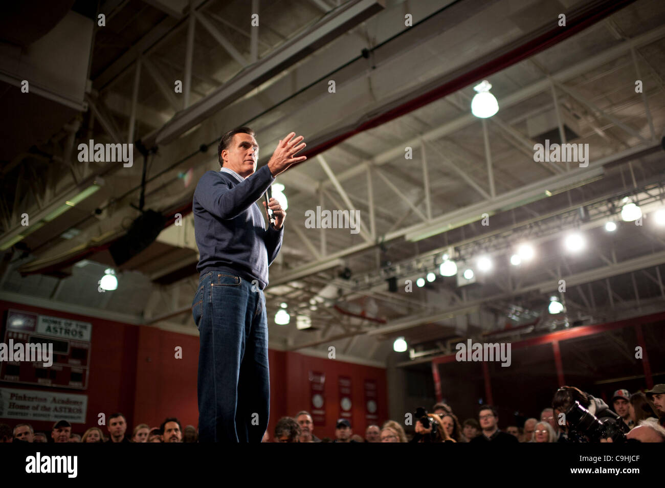 Derry, NH, États-Unis - 1/7/12 - Mitt Romney au cours d'une campagne s'arrêtent à la Pinkerton Academy à Derry, NH 7 janvier 2012, alors qu'il milite pour la nomination républicaine pour le président avant les primaires du New Hampshire. (Photo par Gordon M. Grant) Banque D'Images