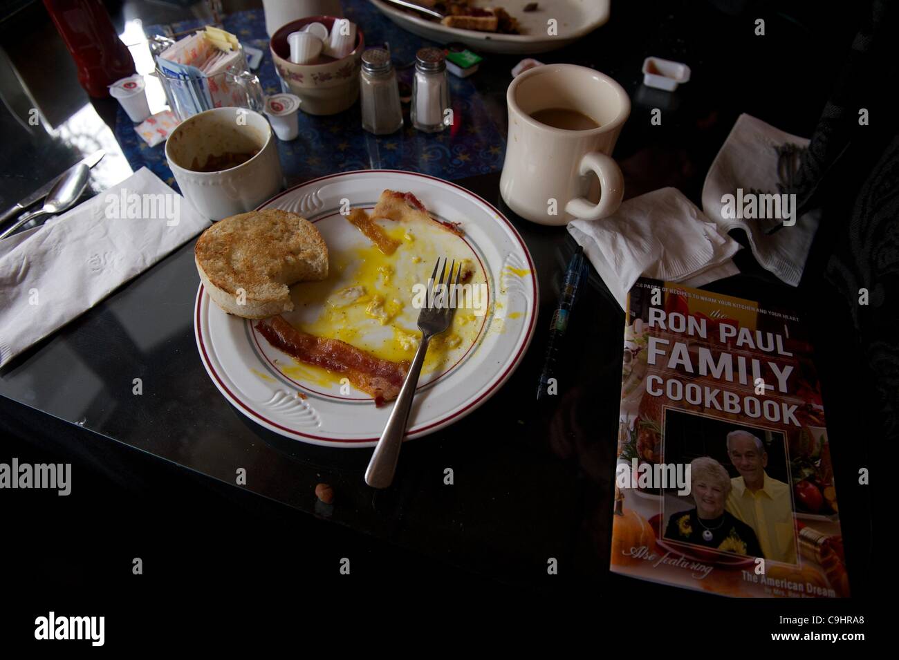 Le 9 janvier 2012 - Manchester, New Hampshire, UNITED STATES OF AMERICA - Un livre de famille Ron Paul est sur la table à côté de la salle du petit-déjeuner d'un supporter Ron Paul. Le candidat présidentiel républicain Ron Paul accueilli partisans et des élèves de Franklin High School de Franklin, Massachusetts, chez Moe Joe Banque D'Images