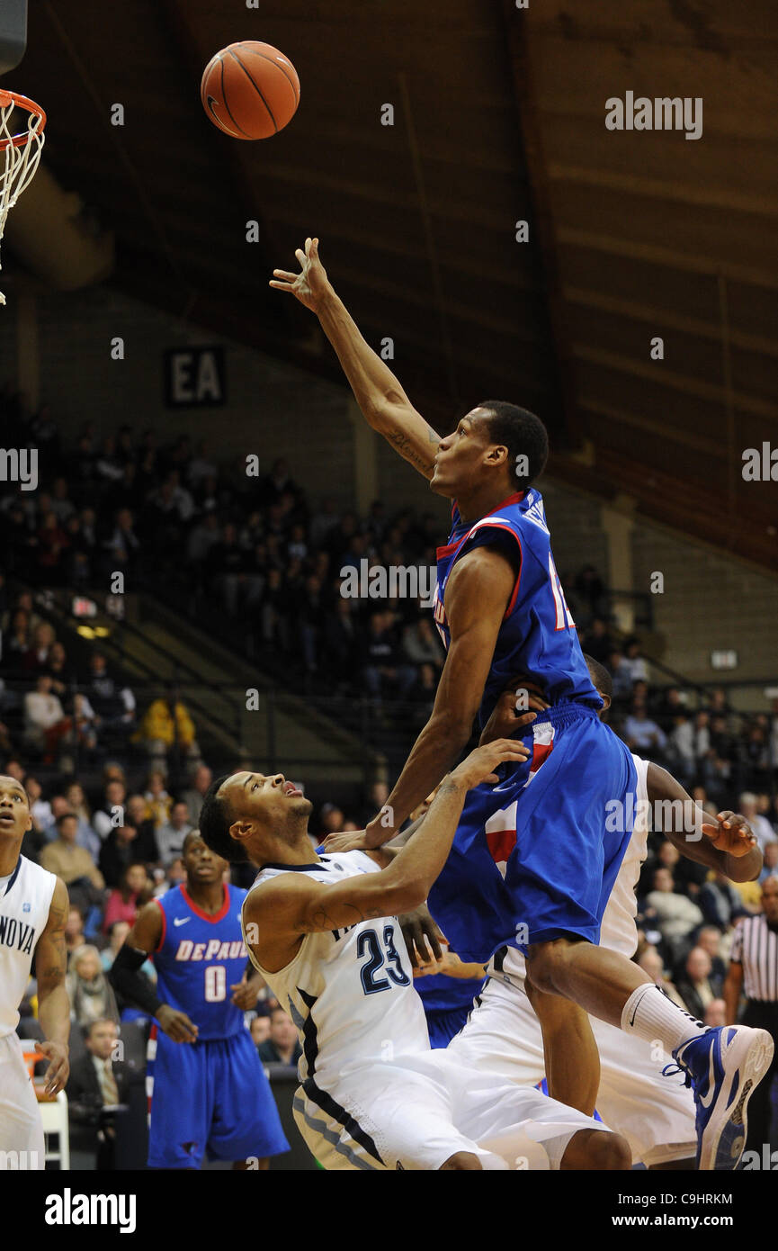 8 janvier 2012 - Villanova, New York, États-Unis - DePaul Blue Demons avant Cleveland Melvin (12) tire plus de Villanova Wildcats guard Dominic joue (23). Dans une grande partie de l'est joué au pavillon de Villanova, en Pennsylvanie. Villanova mène à la DePaul la moitié par un score de 48-36. (Crédit de droit Banque D'Images