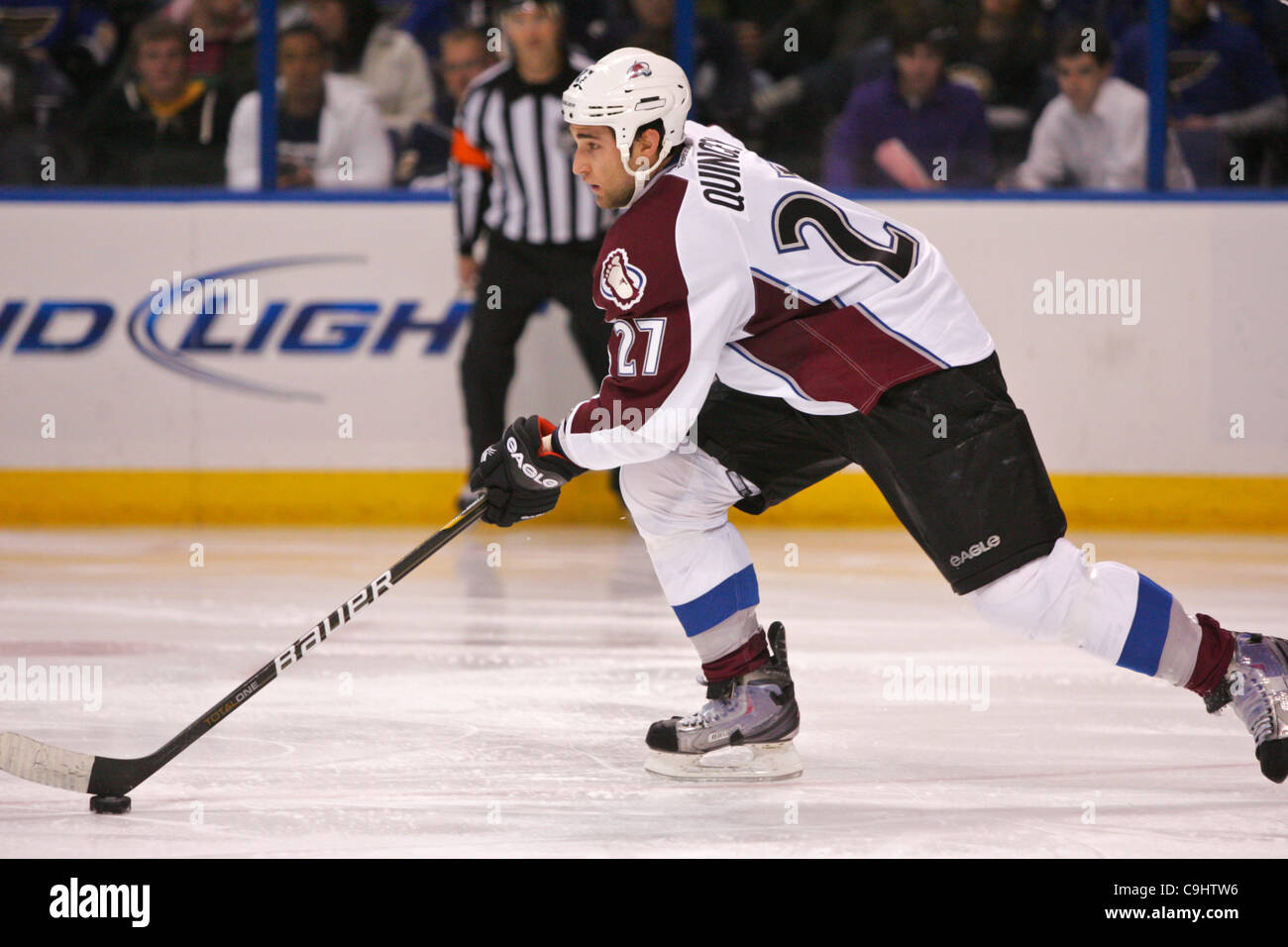 07 janvier 2012 - Saint Louis, Missouri, États-Unis - Colorado Avalanche le défenseur Kyle Quincey (27) en action lors d'une partie de la LNH entre l'Avalanche du Colorado et les Blues de Saint-Louis au Scottrade Center à Saint Louis, Missouri. Défait les Blues 4-0 Avalanche (crédit Image : © Jimmy Simmons/Southcree Banque D'Images