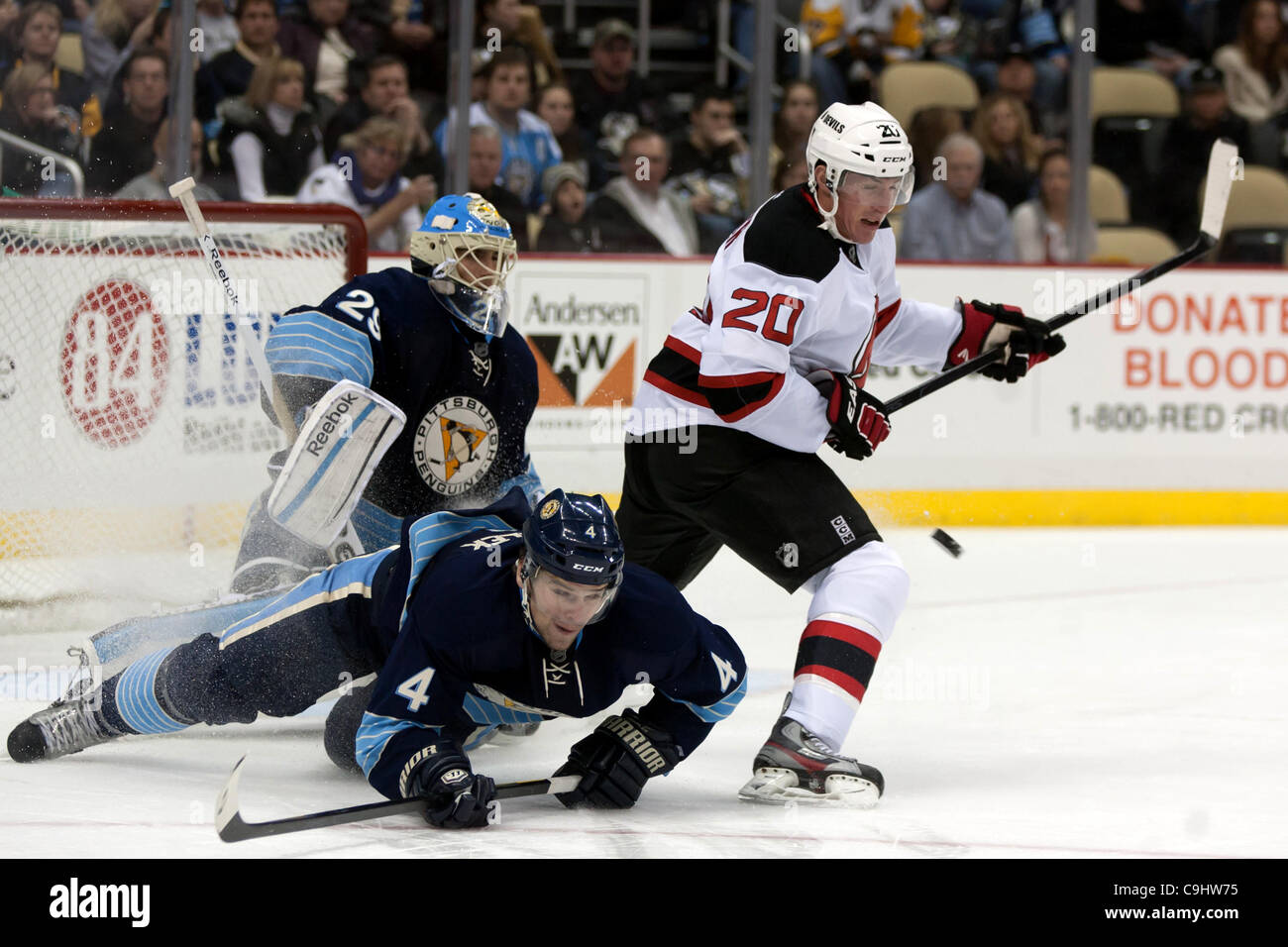 Le 7 janvier, 2012 - Pittsburgh, Pennsylvanie, États-Unis - Pittsburgh le défenseur Zbynek Michalek (4) et centre du New Jersey Ryan Carter (20) bataille devant le gardien Marc-andré Fleury (Pittsburgh 29) au cours de la troisième période. Les Devils du New Jersey a battu les Penguins de Pittsburgh 3-1 au CONSOL Energy Center à Banque D'Images