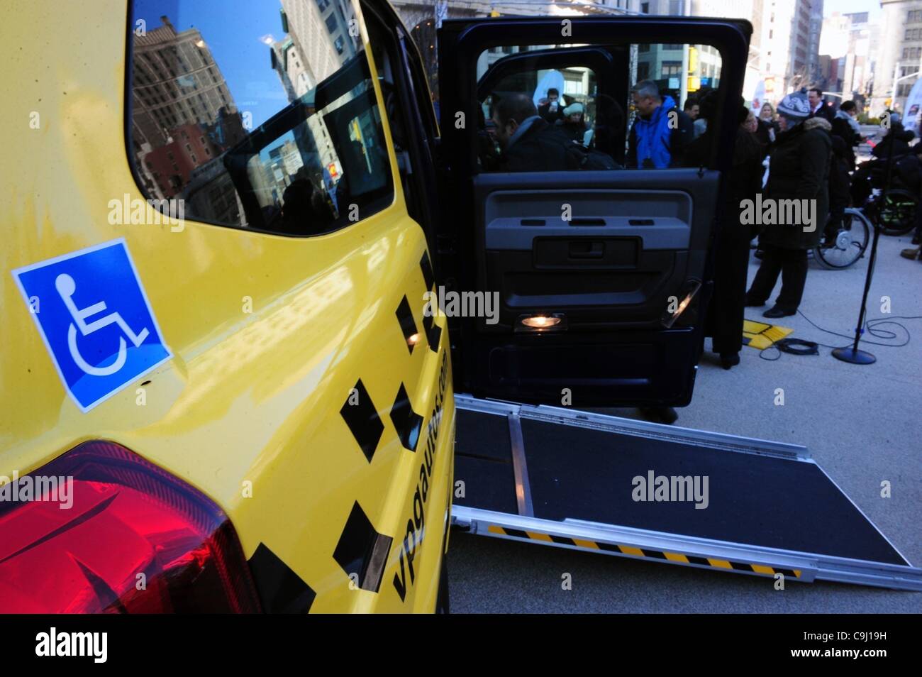 10 janvier 2012 - Manhattan, New York, États-Unis - Le Groupe de Production de véhicules, LLC (VPG) dévoile le MV-1, de l'automobile, le premier véhicule conçu pour être complètement un véhicule accessible en fauteuil roulant. Plus de deux douzaines de MV-1 sont actuellement testés sur le terrain par la Metropolitan Transport Banque D'Images 10 janvier 2012 - Manhattan, New York, États-Unis - Le Groupe de Production de véhicules, LLC (VPG) dévoile le MV-1, de l'automobile, le premier véhicule conçu pour être complètement un véhicule accessible en fauteuil roulant. Plus de deux douzaines de MV-1 sont actuellement testés sur le terrain par la Metropolitan Transport Banque D'Images